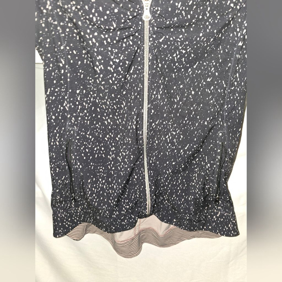 Lululemon Go The Distance Lightweight Vest, Size 6. - Picture 4 of 10